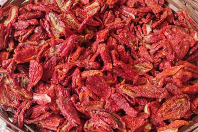 Pomodori secchi, olive, melanzane sott'olio: l'antico rito delle conserve fatte in casa